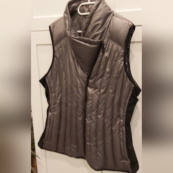 Calvin Klein Performance puffer vest - Marked 2X - Picture 3 of 8